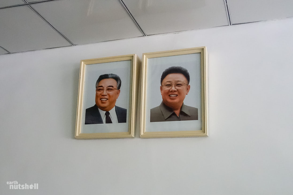 портреты вождей в КНДР