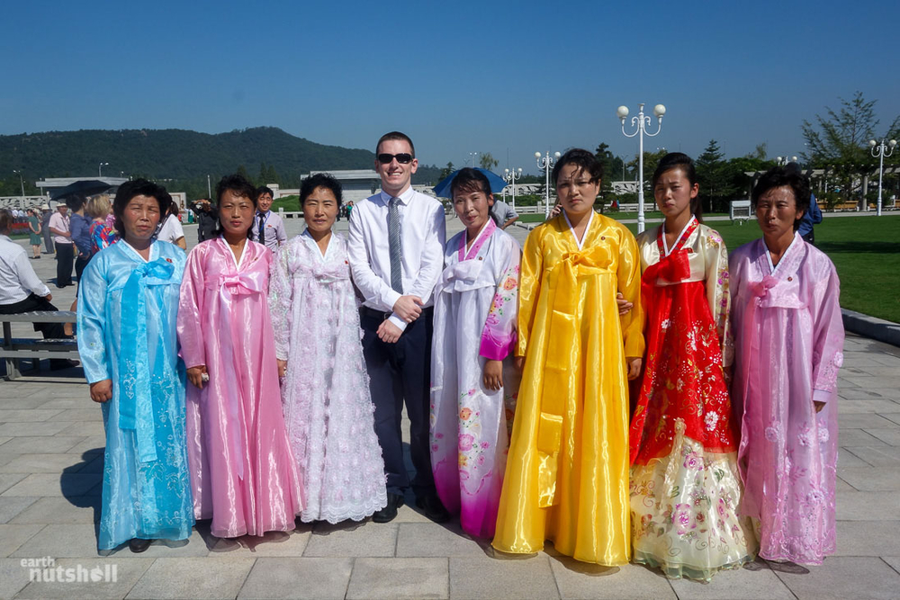 Кореянки пришли посетить мавзолей вождей 