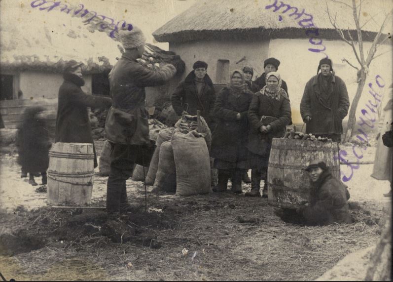 Изъятие зерна у селян во время голодомора 