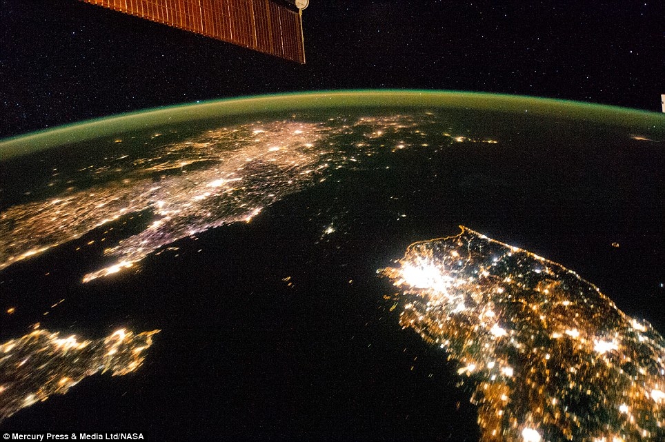 Северная и Южная Корея ночью