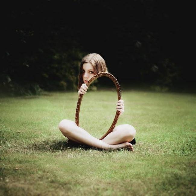 девушка с зеркалом 
