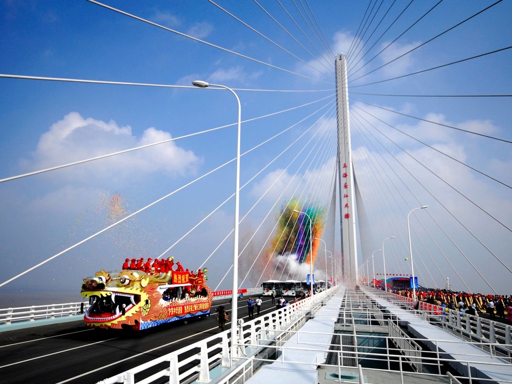 Шанхайский туннель и мост через реку Янцзы