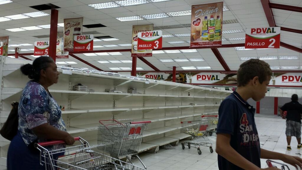 пустые полки магазинов в Венесуэле 