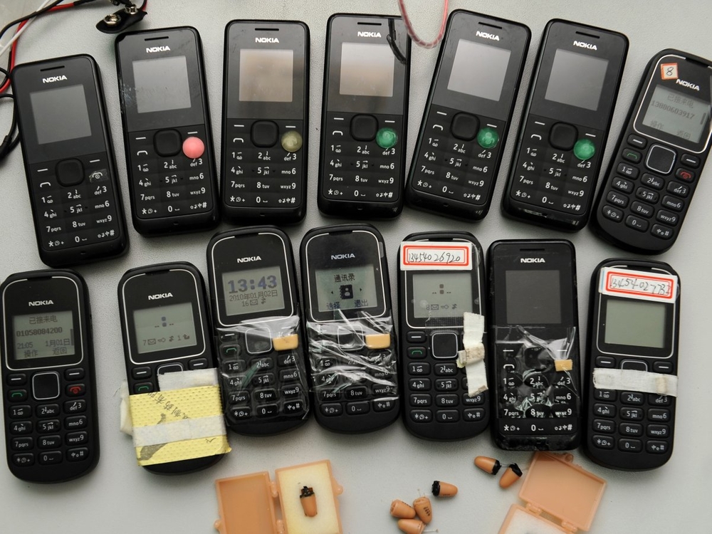 конфискованные телефоны перед экзаменом 