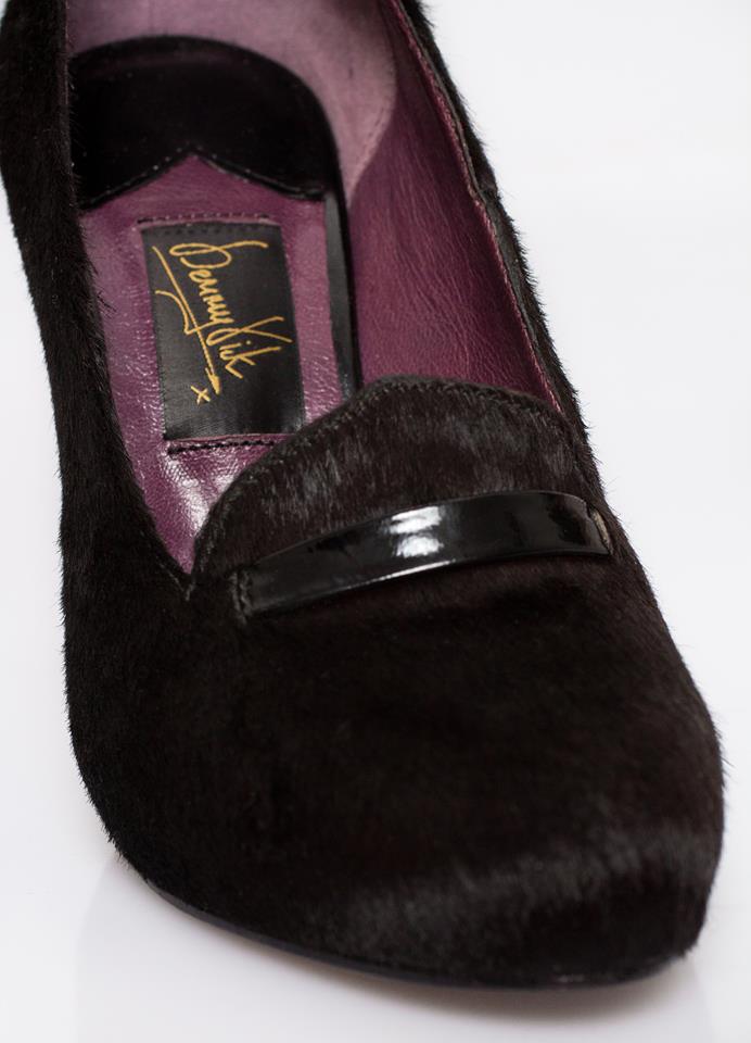 Demmyvik bespoke shoes& accessories — украинский бренд, создатели которого занимаются производством обуви, сумок и перчаток в простом, но изящном дизайне