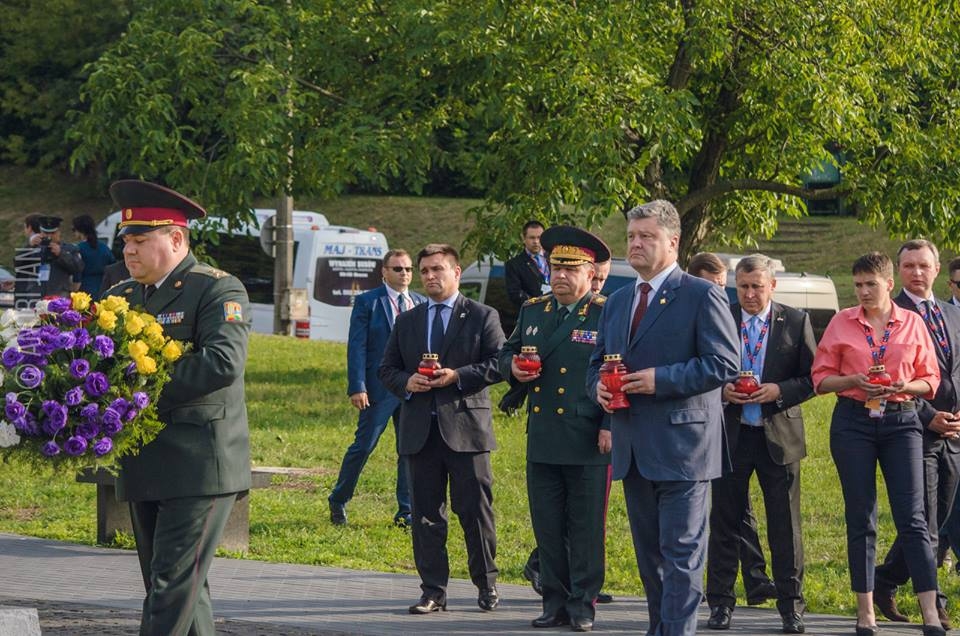 Порошенко поминает жертв Волынской трагедии в Варшаве