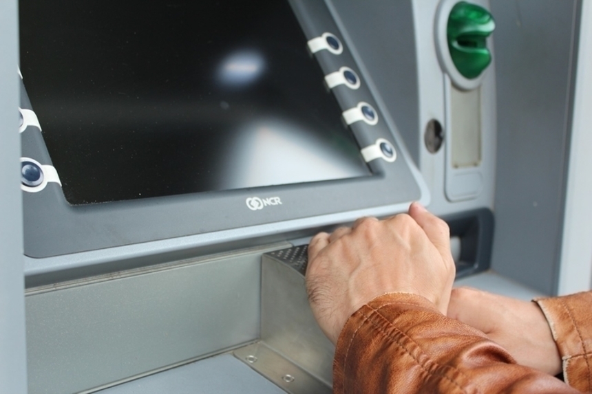 9 глупейших ошибок при работе с банкоматом, которые мы совершаем каждый день