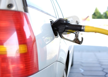 Скільки коштує бензин у різних країнах світу і чому він такий дорогий для українців