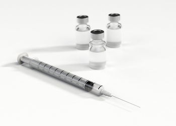 Як виробники вакцин “наживаються” на здоров’ї: все, що від тебе приховували