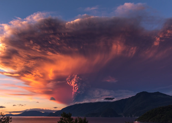 Извержение вулкана Кальбуко в Чили - потрясающее видео, которое показывает всю мощь необузданной стихии