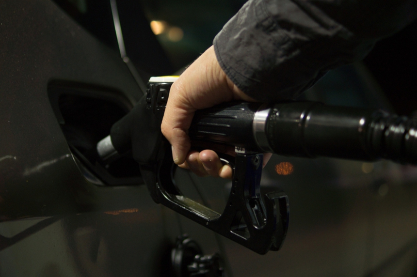 Цена нефти снижается. Почему тогда не дешевеет бензин?